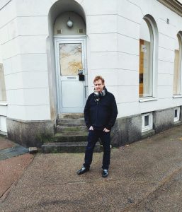 Magnus utanför entrén till Galleri Ekdahl